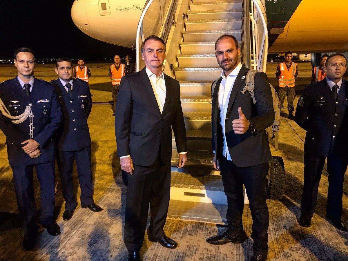 Presidente foi acompanhado do filho Eduardo para evento na Su&iacute;&ccedil;a