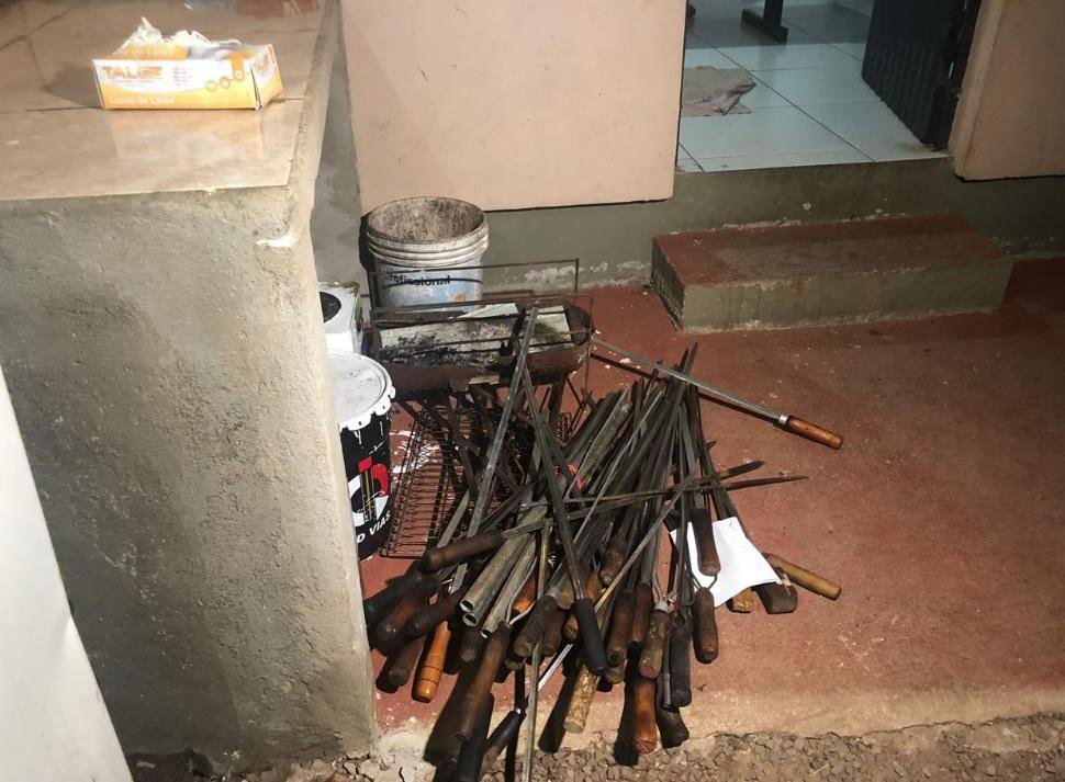 Opera&ccedil;&atilde;o em pres&iacute;dio de Lajeado apreende espetos e celulares 