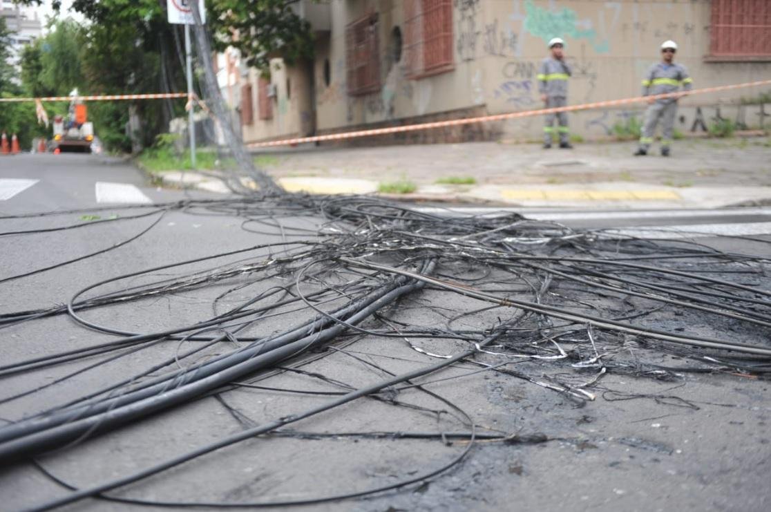 Fia&ccedil;&atilde;o ficou ca&iacute;da nas vias no bairro Petr&oacute;polis 