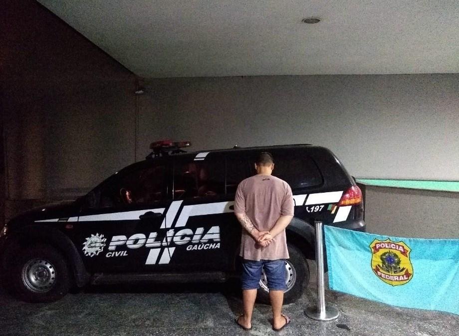 Ele possui antecedentes por roubos, furtos, porte ilegal de arma de fogo, amea&ccedil;as e les&atilde;o corporal