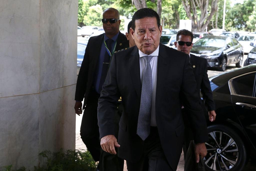Mour&atilde;o nega que governo esteja influenciando corrida pela chefia do Senado