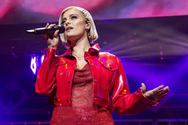 Cantora criticou estilistas nas redes sociais por se negarem a fazer um vestido sob medida para ela