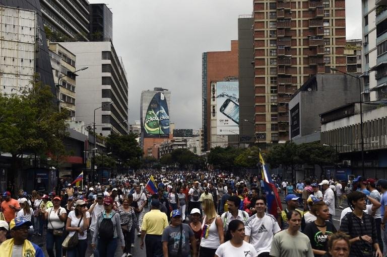 Venezuelanos criticam a infla&ccedil;&atilde;o crescente, a escassez de produtos b&aacute;sicos e a crise migrat&oacute;ria que divide as fam&iacute;lias