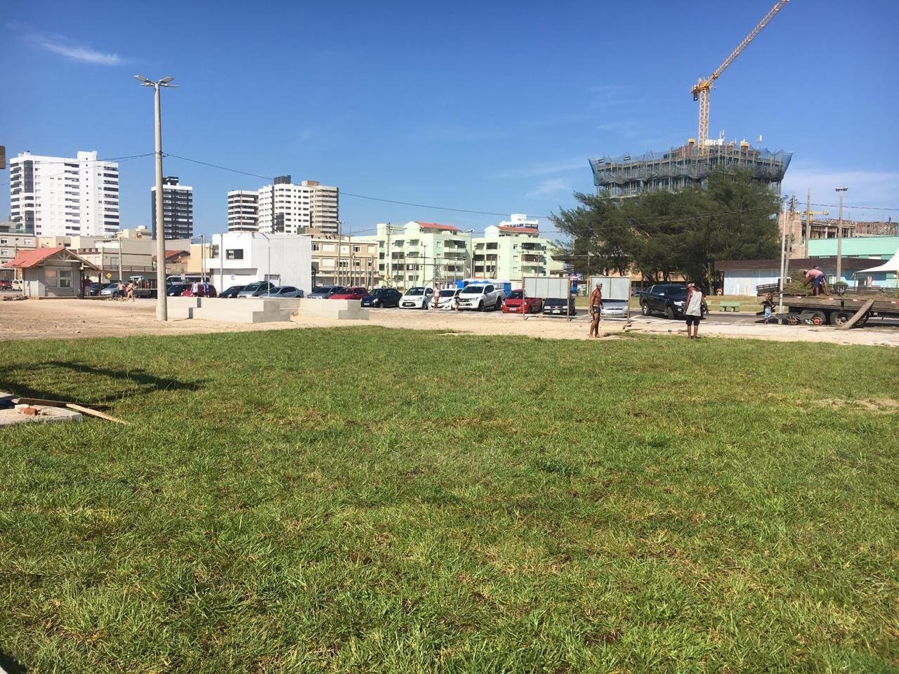 Grama come&ccedil;ou a ser plantada nesta quarta-feira na nova orla de Tramanda&iacute;