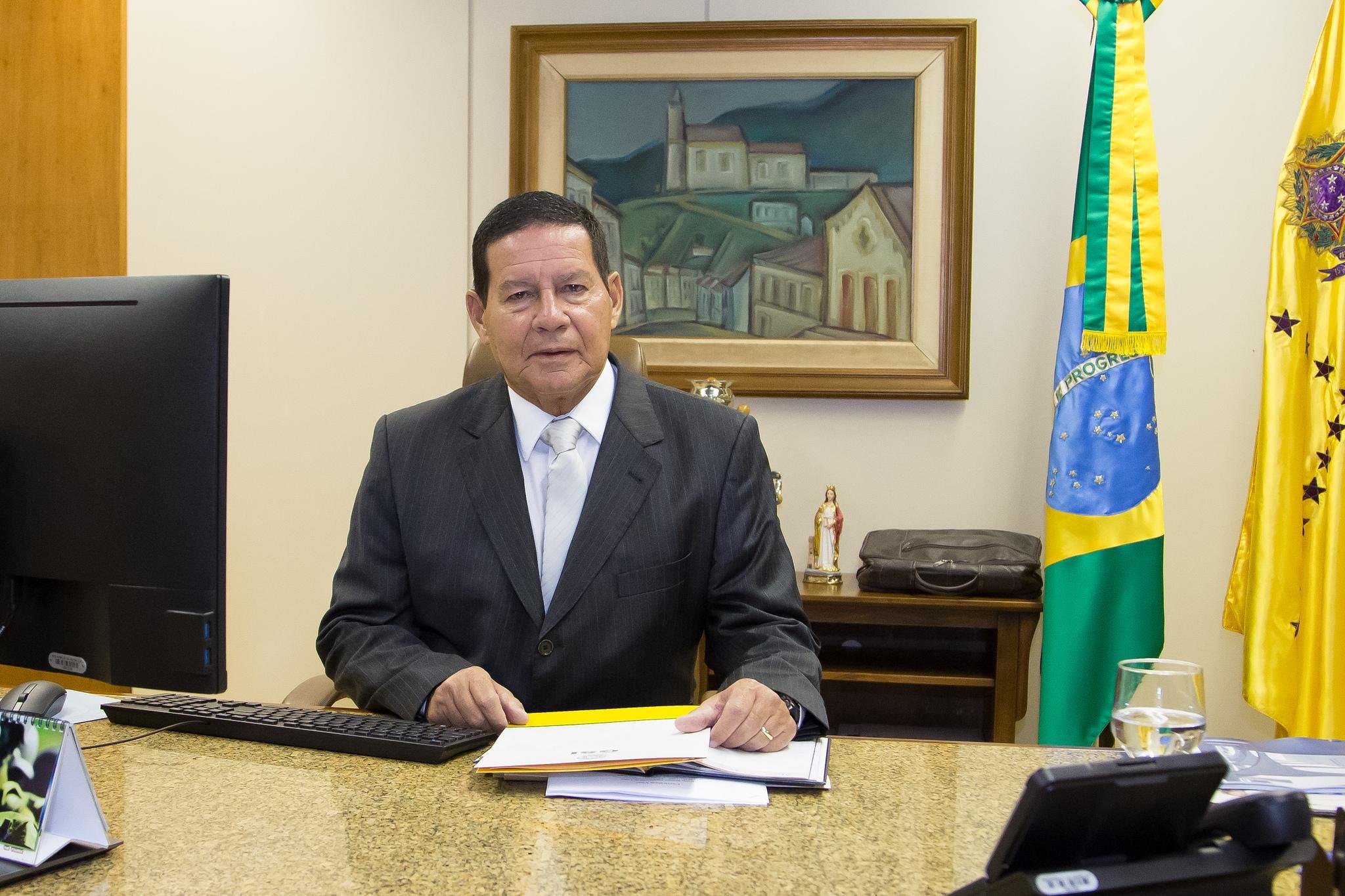"Quem decide &eacute; o presidente, porque projeto de lei &eacute; mais f&aacute;cil, &eacute; maioria simples, acabou", disse Mour&atilde;o