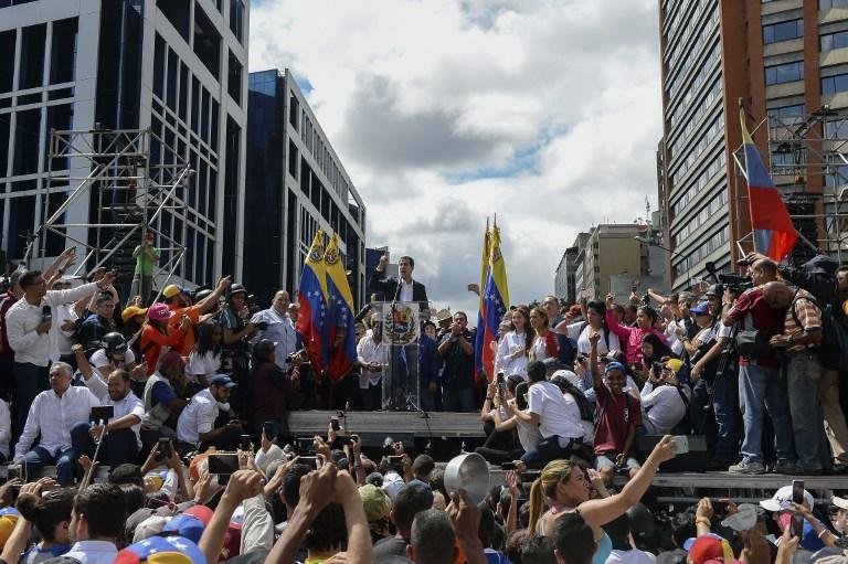 Juan Guaid&oacute;, se autoproclamou "presidente encarregado da  Venezuela", diante de milhares de manifestantes