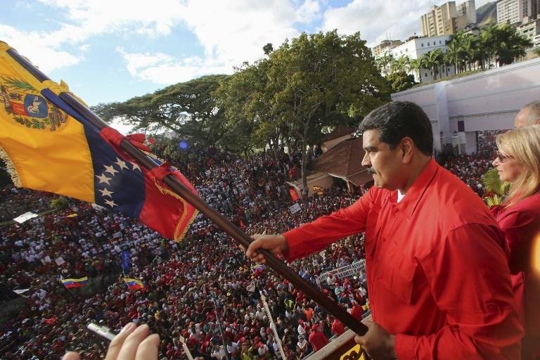 Maduro faz discurso da janela do pal&aacute;cio e diz que se manter&aacute; no poder