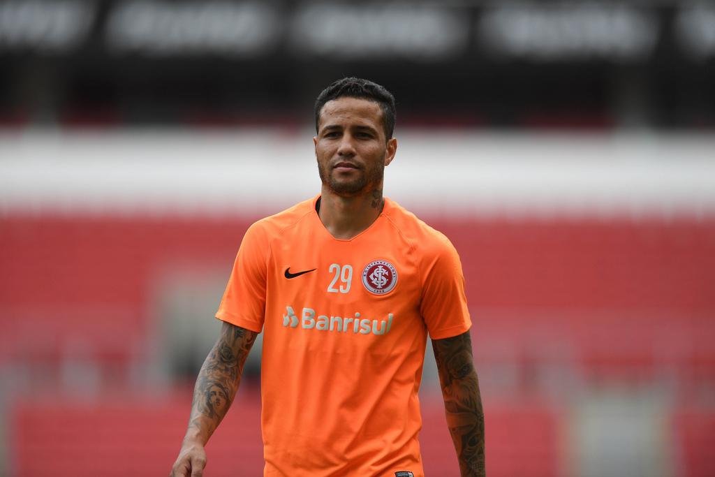 Lateral Bruno &eacute; a &uacute;nica novidade no time titular do Inter
