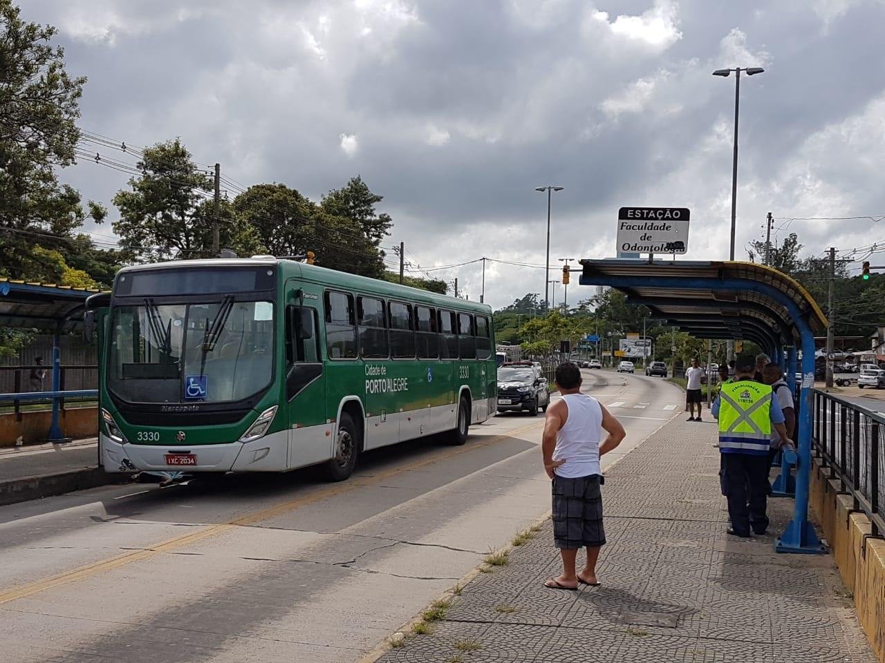 Idosa de 73 anos morre atropelada por &ocirc;nibus em Porto Alegre