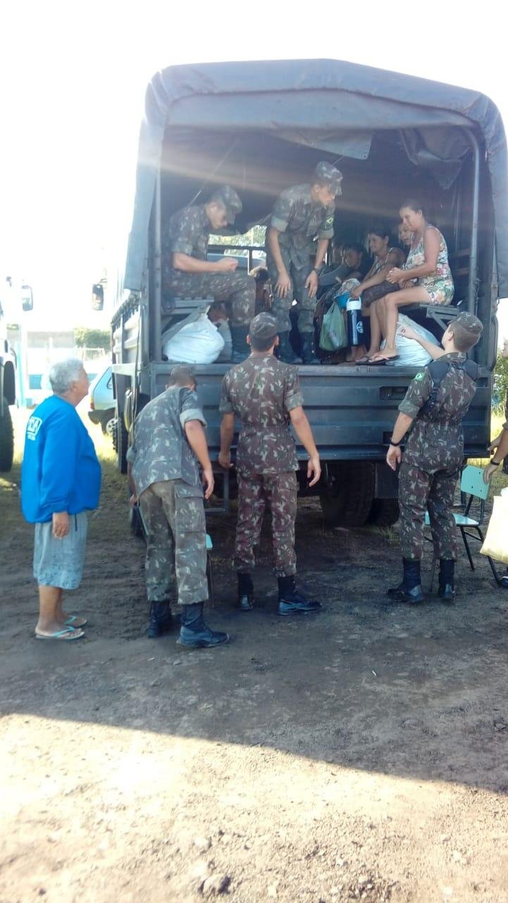 O Ex&eacute;rcito ajudou as fam&iacute;lias na volta para casa