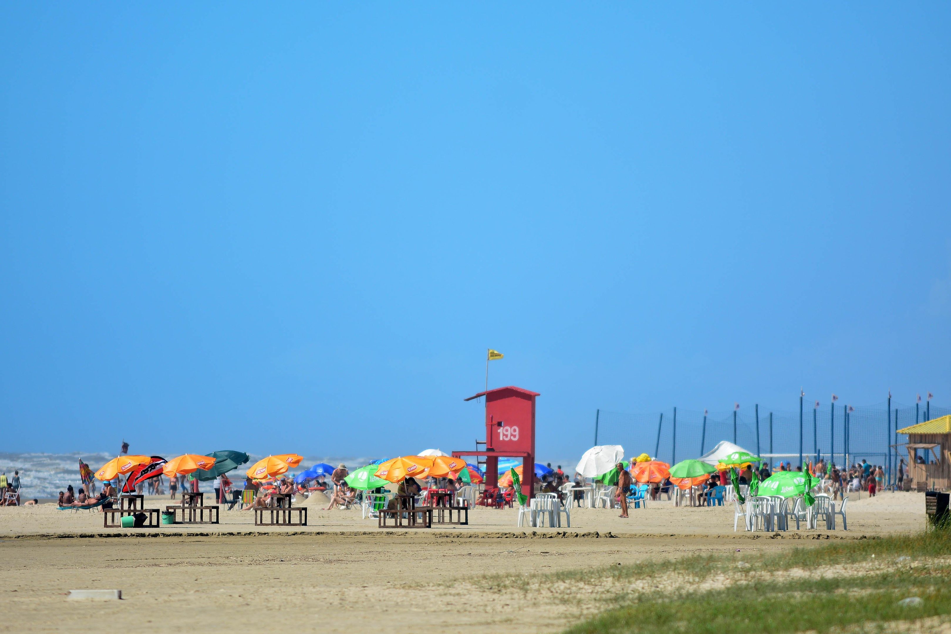 Praia encheu logo cedo em domingo ensolarado, em Tramanda&iacute;