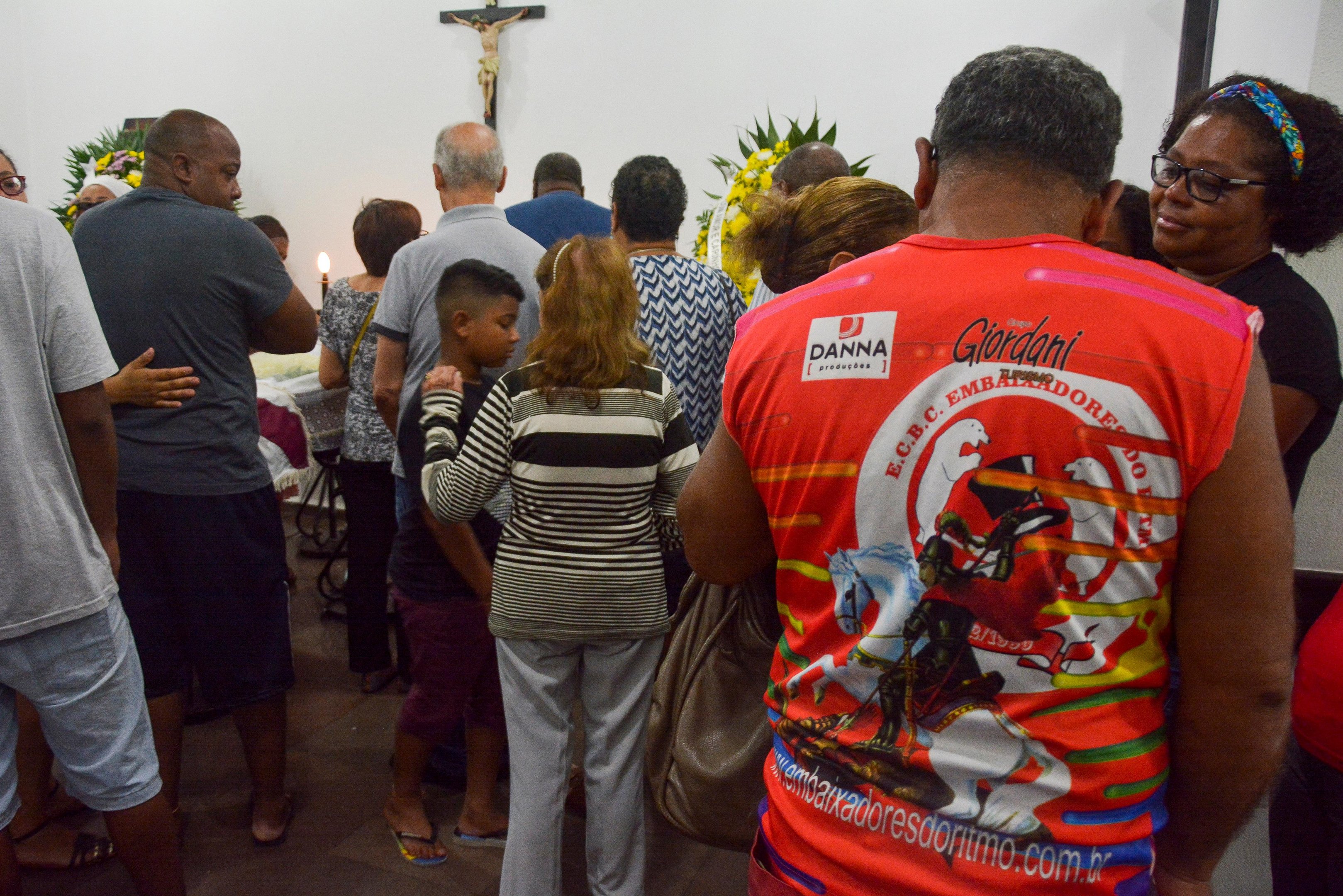 Familiares e amigos compareceram ao sepultamento de Gir&oacute;
