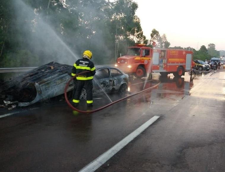 Ve&iacute;culos pegam fogo ap&oacute;s acidente e causam tr&acirc;nsito lento na Freeway