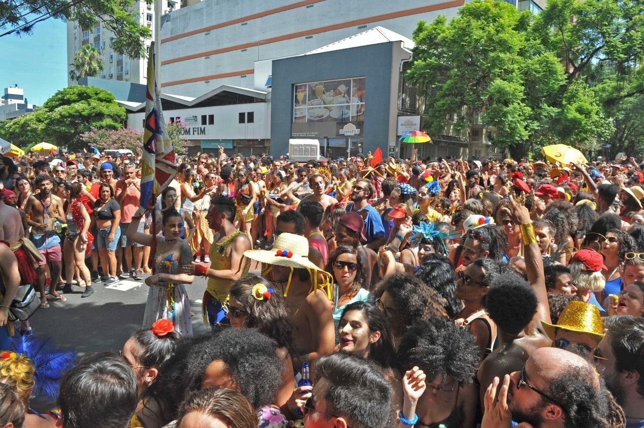 Bloco da Laje pinta ruas de azul, vermelho e amarelo na abertura do carnaval de rua Porto Alegre
