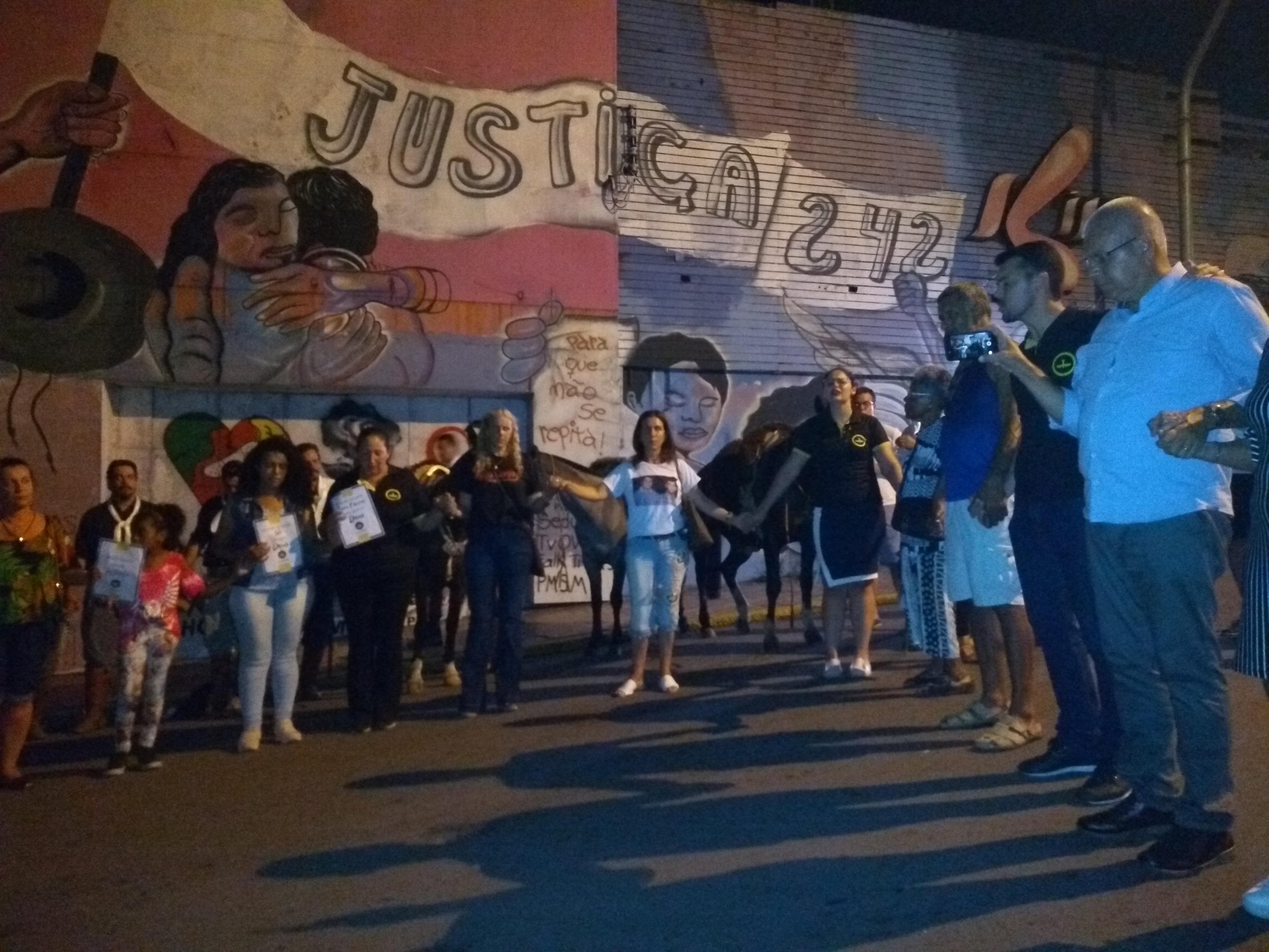 Em frente ao local, houve uma vig&iacute;lia
