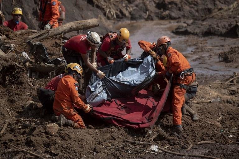 Bombeiros encontram mais corpos no quinto dia de buscas em Brumadinho