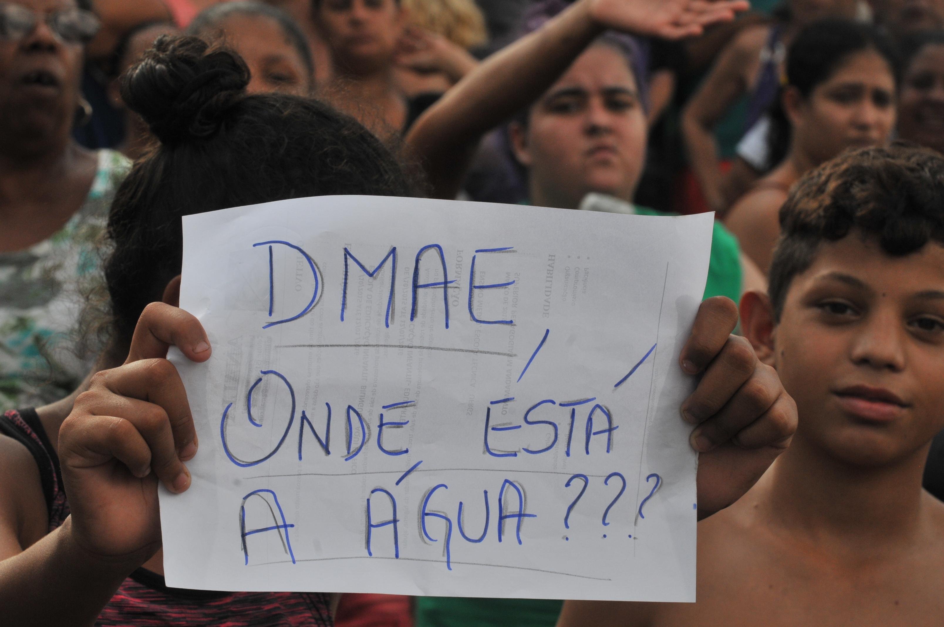 Protesto contra o Dmae bloqueou vias na Lomba do Pinheiro
