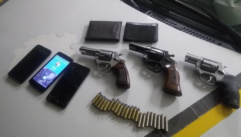 Policiais militares apreenderam dois rev&oacute;lveres calibres 38 e um rev&oacute;lver calibre 357