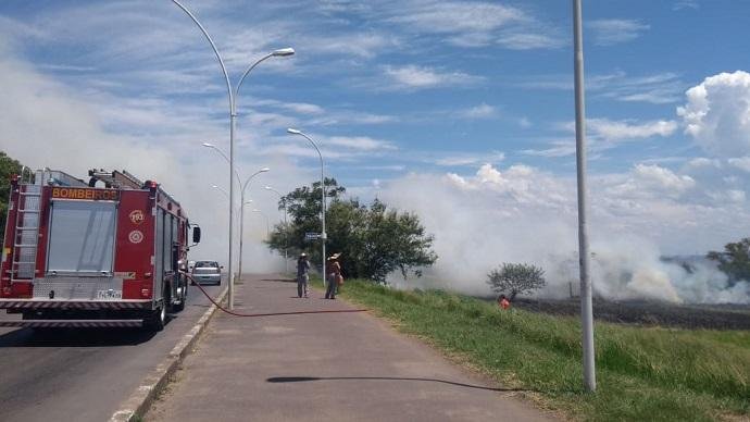 Em meio a onda de calor, fogo em mato &eacute; registrado &agrave; beira do Gua&iacute;ba