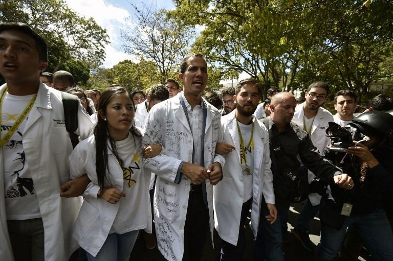 Guaid&oacute; considera o ex&eacute;rcito crucial para a queda de Maduro