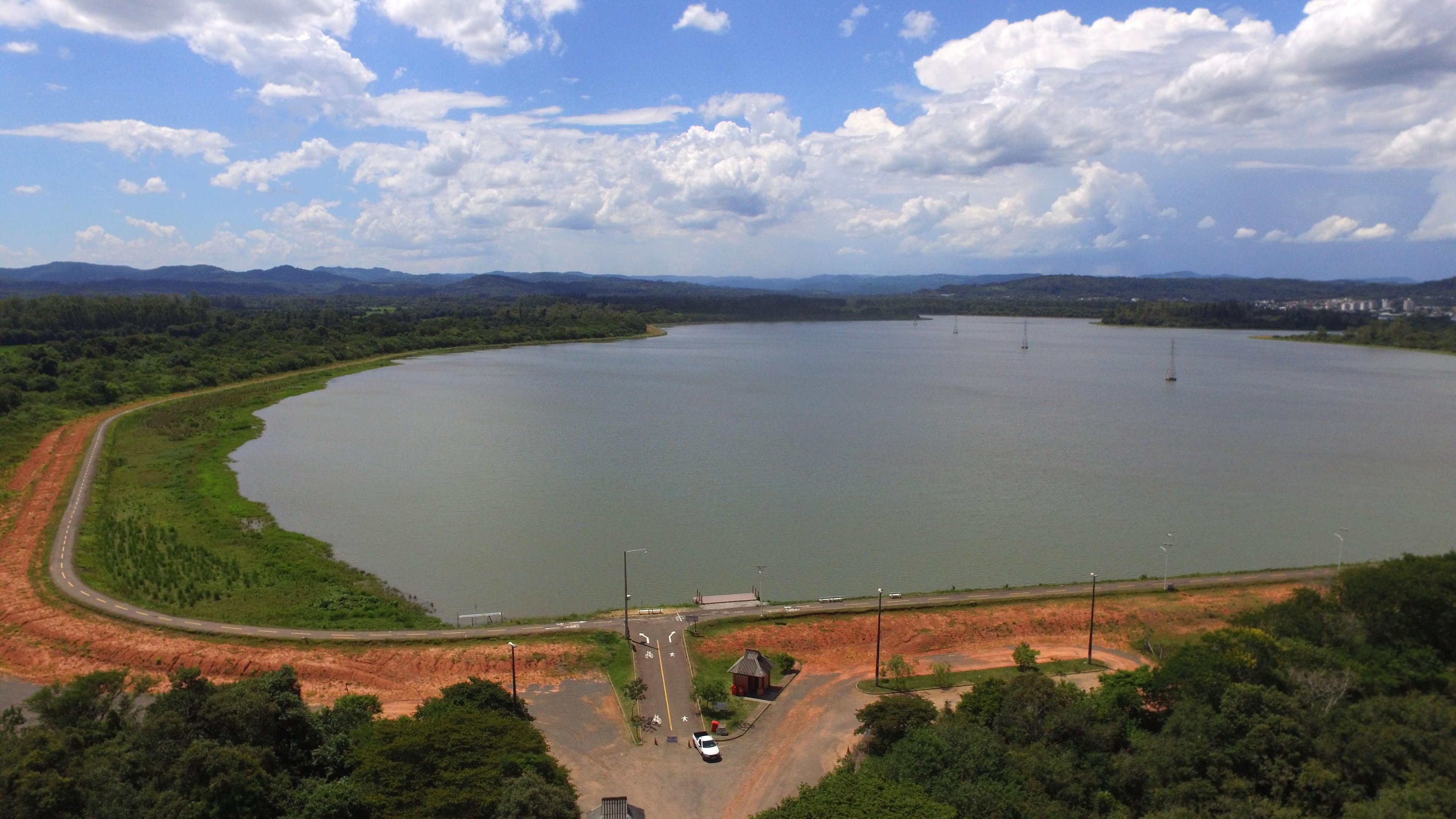 O forte calor acentuou a prolifera&ccedil;&atilde;o de algas no Lago Dourado