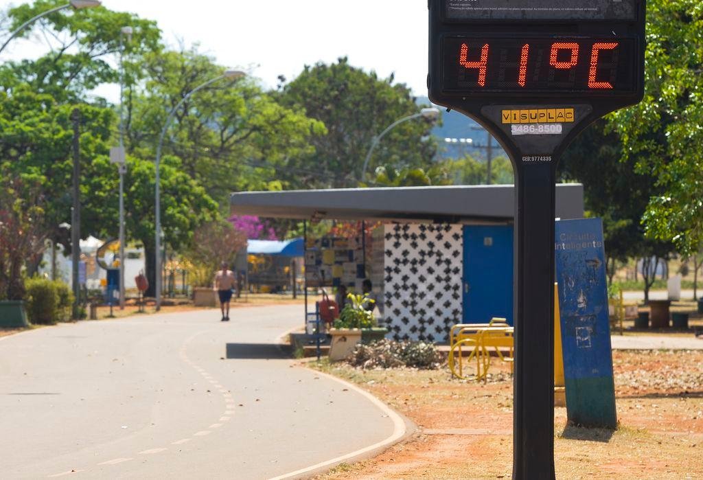 Problemas de transmiss&atilde;o e calor levaram pa&iacute;s a importar energia