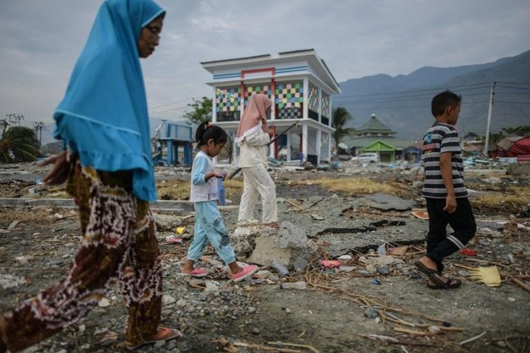 Ap&oacute;s terremoto e tsunami, ajuda chega a conta-gotas e a localidade &eacute; cen&aacute;rio de saques