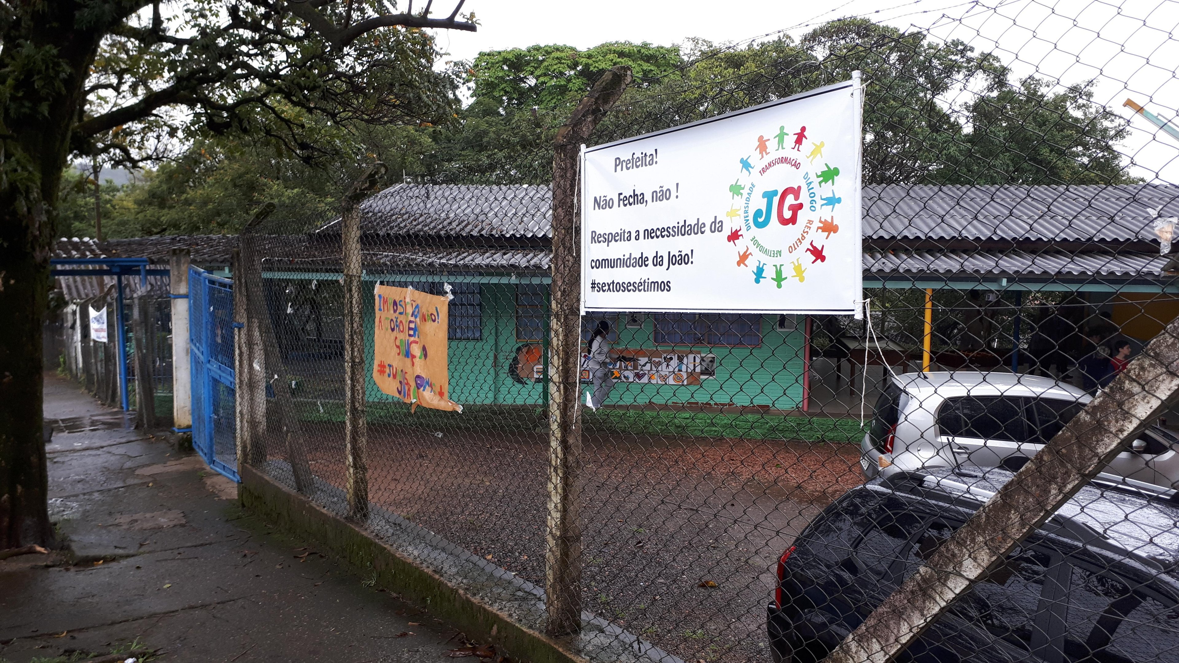 Moradores colaram cartazes em frente &agrave; institui&ccedil;&atilde;o