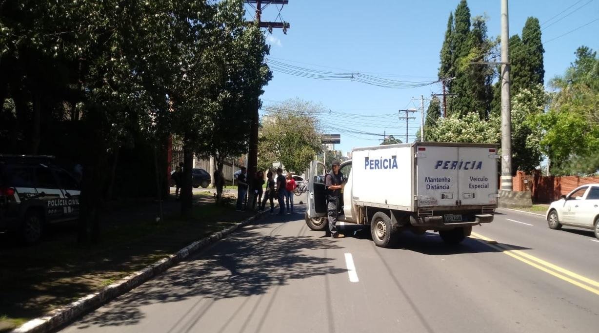 Motociclista morre em colis&atilde;o contra carro em Porto Alegre 