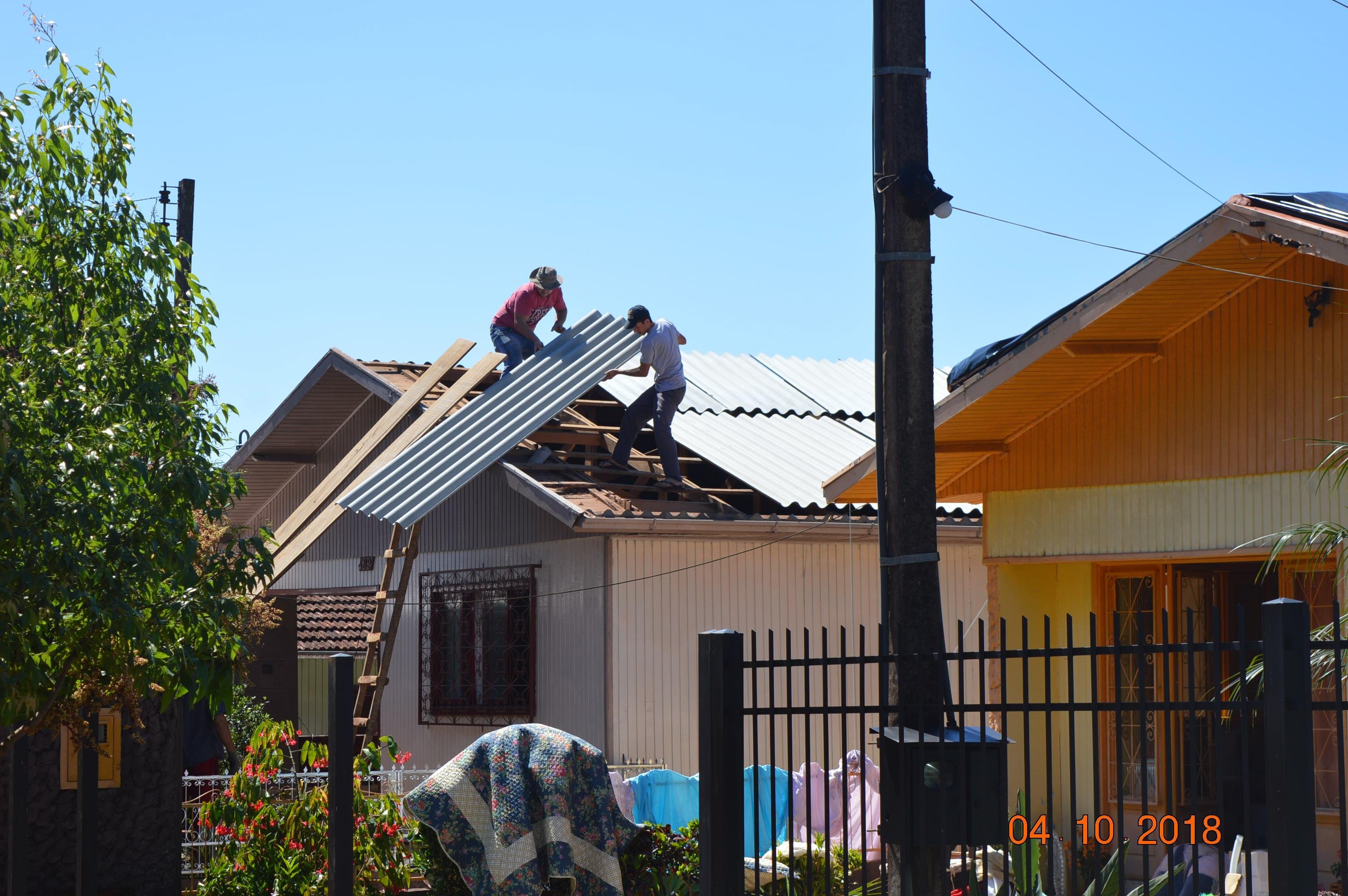 Moradores trabalham na recupera&ccedil;&atilde;o das casas nesta quinta-feira