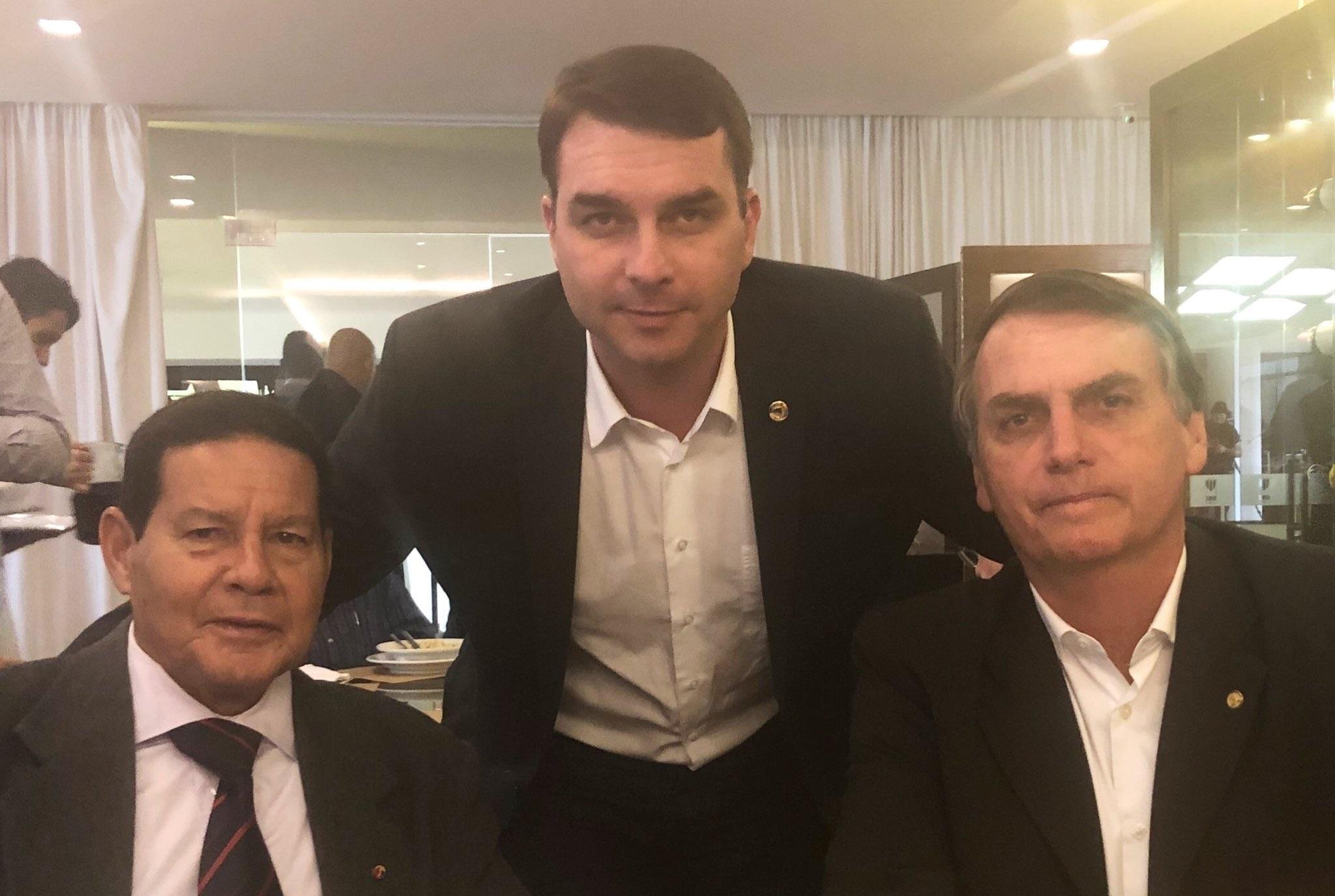 Candidato ao Senado afirma que adesivo para vereadora assassinada foi "desrespeito" com pra&ccedil;a Floriano