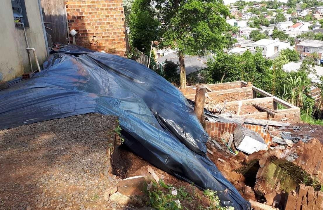 Parede de cozinha e muro de uma das resid&ecirc;ncias cederam ap&oacute;s sequ&ecirc;ncia de dias de chuva
