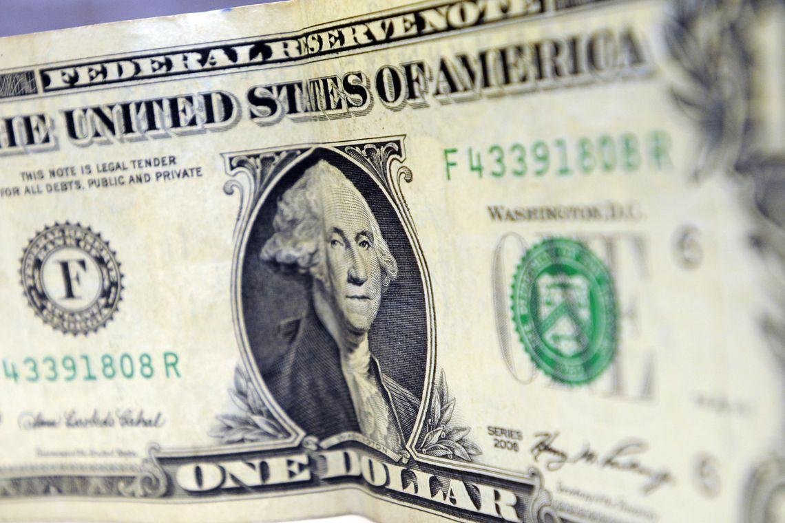 D&oacute;lar interrompe s&eacute;rie de quedas e sobe fechando a R$ 3,89