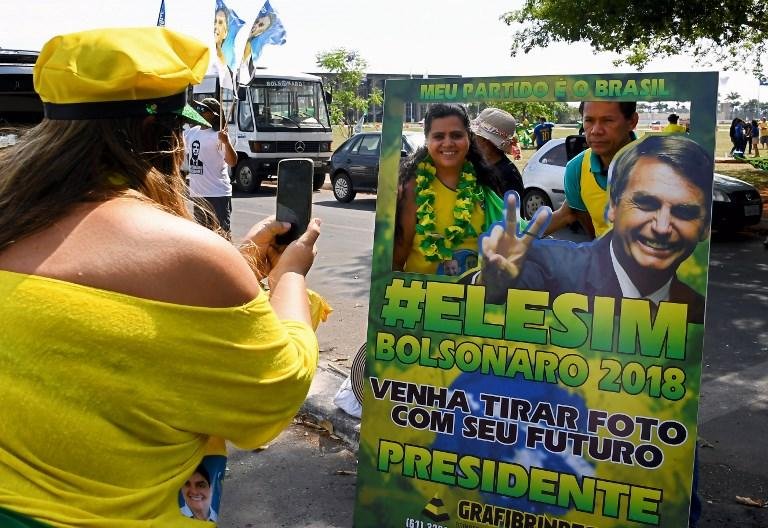 Apoiadores de Bolsonaro sa&iacute;ram nas ruas em Bras&iacute;lia para fazer campanha