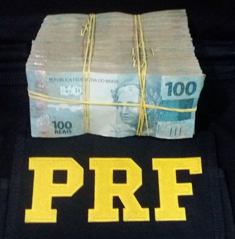 Em Teresina, a Pol&iacute;cia Rodovi&aacute;ria Federal apreendeu R$ 100 mil com uma pessoa em um t&aacute;xi