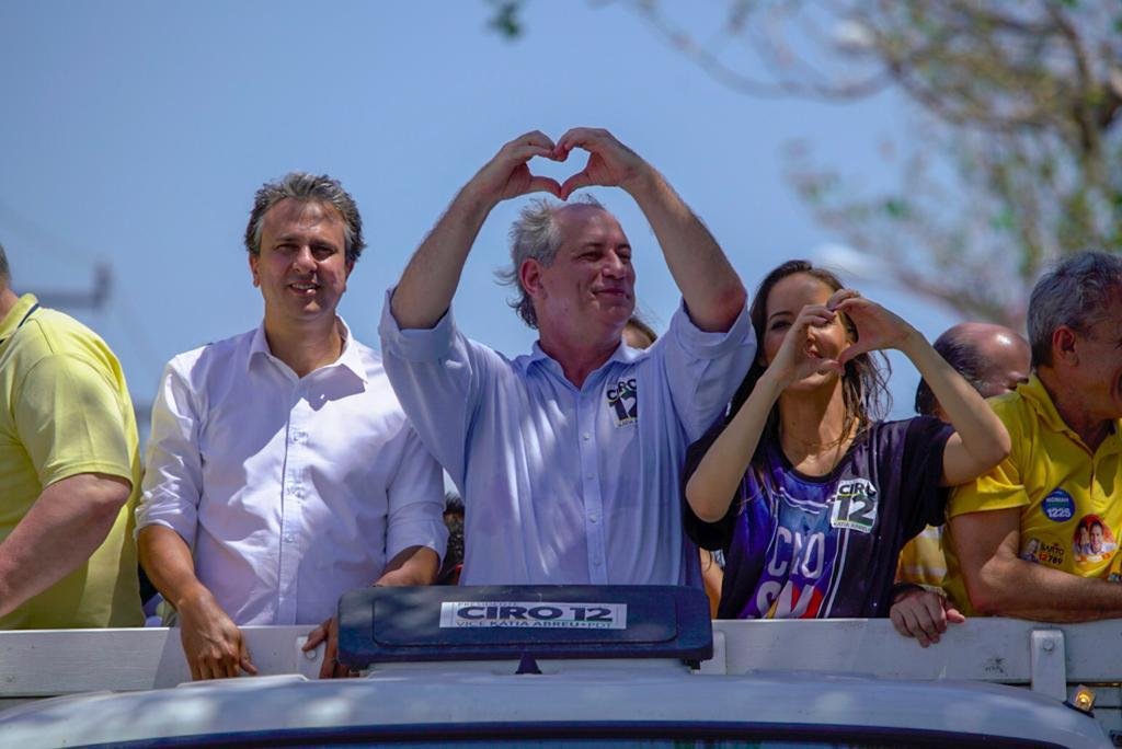 Candidato desfilou de carro aberto em Sobral, no Cear&aacute;