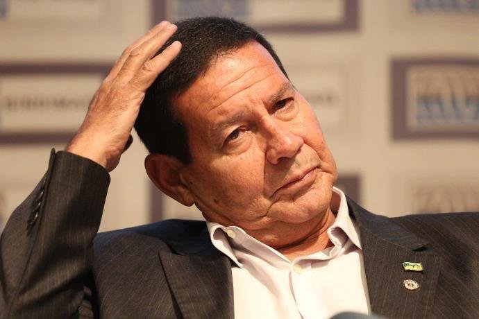 General apontou para o neto, que o aguardava no aeroporto, e falou que ele era bonito pelo branqueamento 