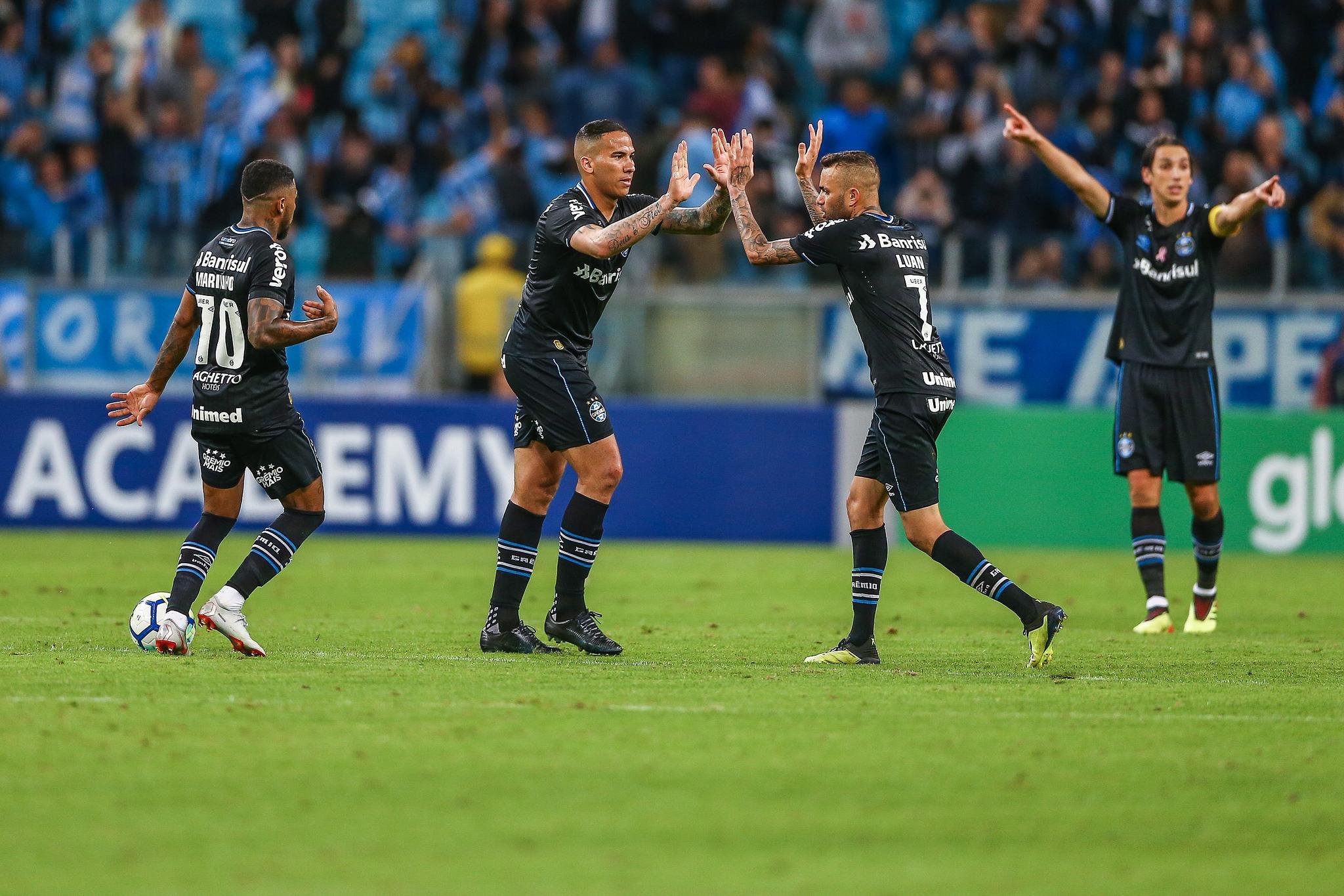 Gr&ecirc;mio buscou o empate nos minutos finais da partida na Arena
