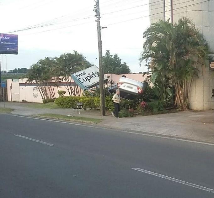 Carro capota em frente a motel em Sapucaia do Sul 
