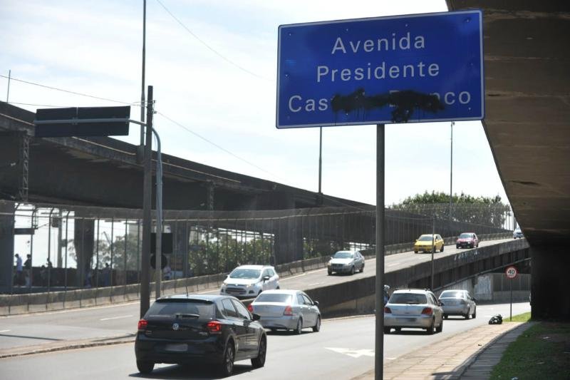 Tinta cobriu parcialmente o nome da via