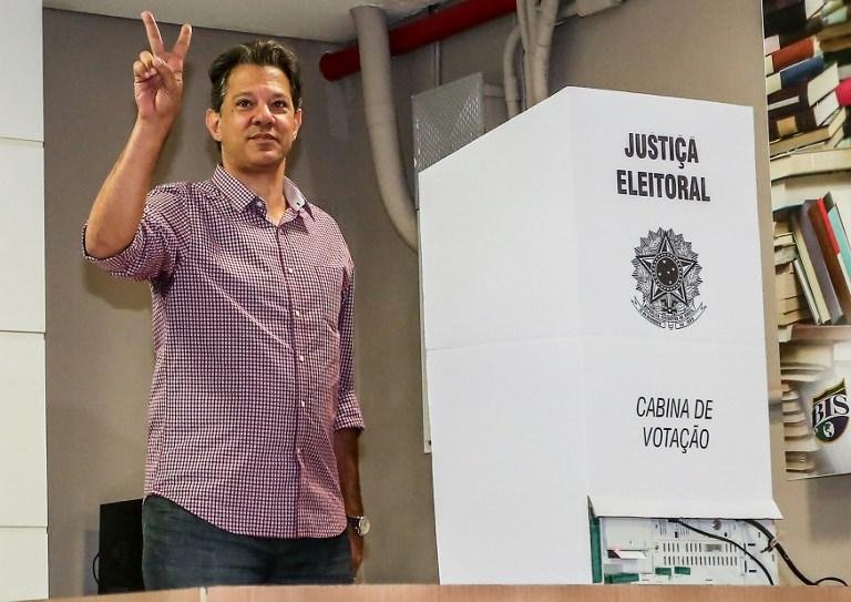 Haddad foi recebido com aplausos e gritos de apoio por cerca de 50 militantes