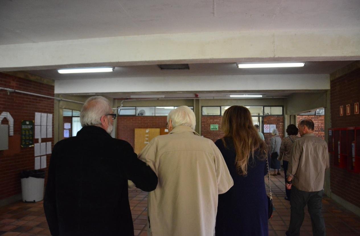 "Meu dever com a p&aacute;tria", diz idoso de 87 anos ao votar em Porto Alegre 