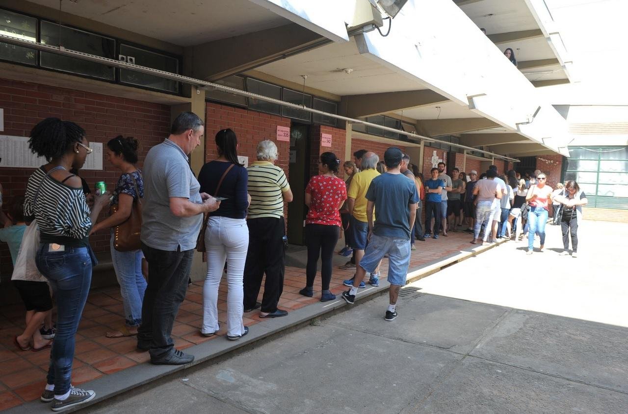 Filas foram registradas em zonas eleitorais de Porto Alegre	