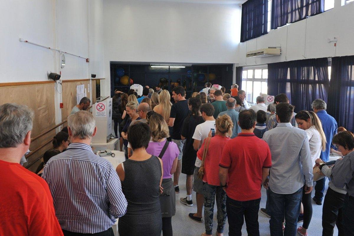Em Porto Alegre, algumas pessoas tiveram que aguardar 1 hora para votar