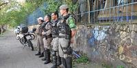 Policiais militares em frente a um local de votação