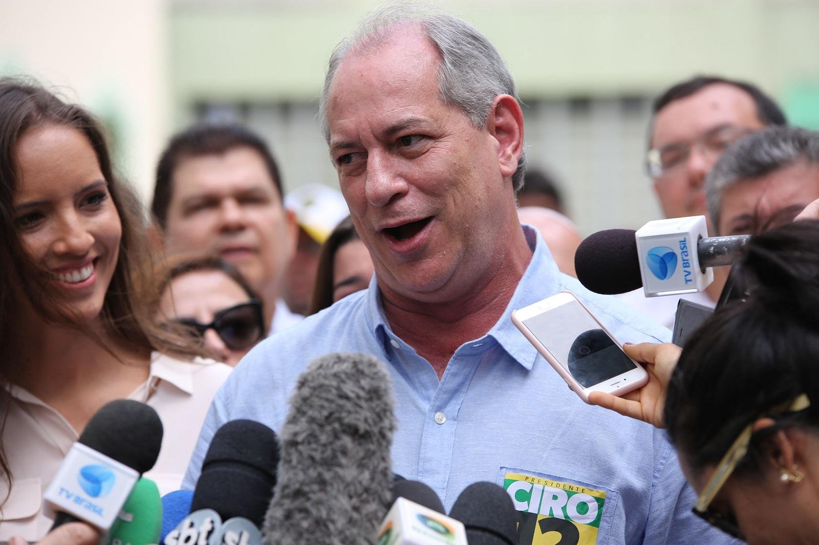 Candidato do PDT exaltou vit&oacute;ria do irm&atilde;o Cid Gomes ao Senado, no Cear&aacute;
