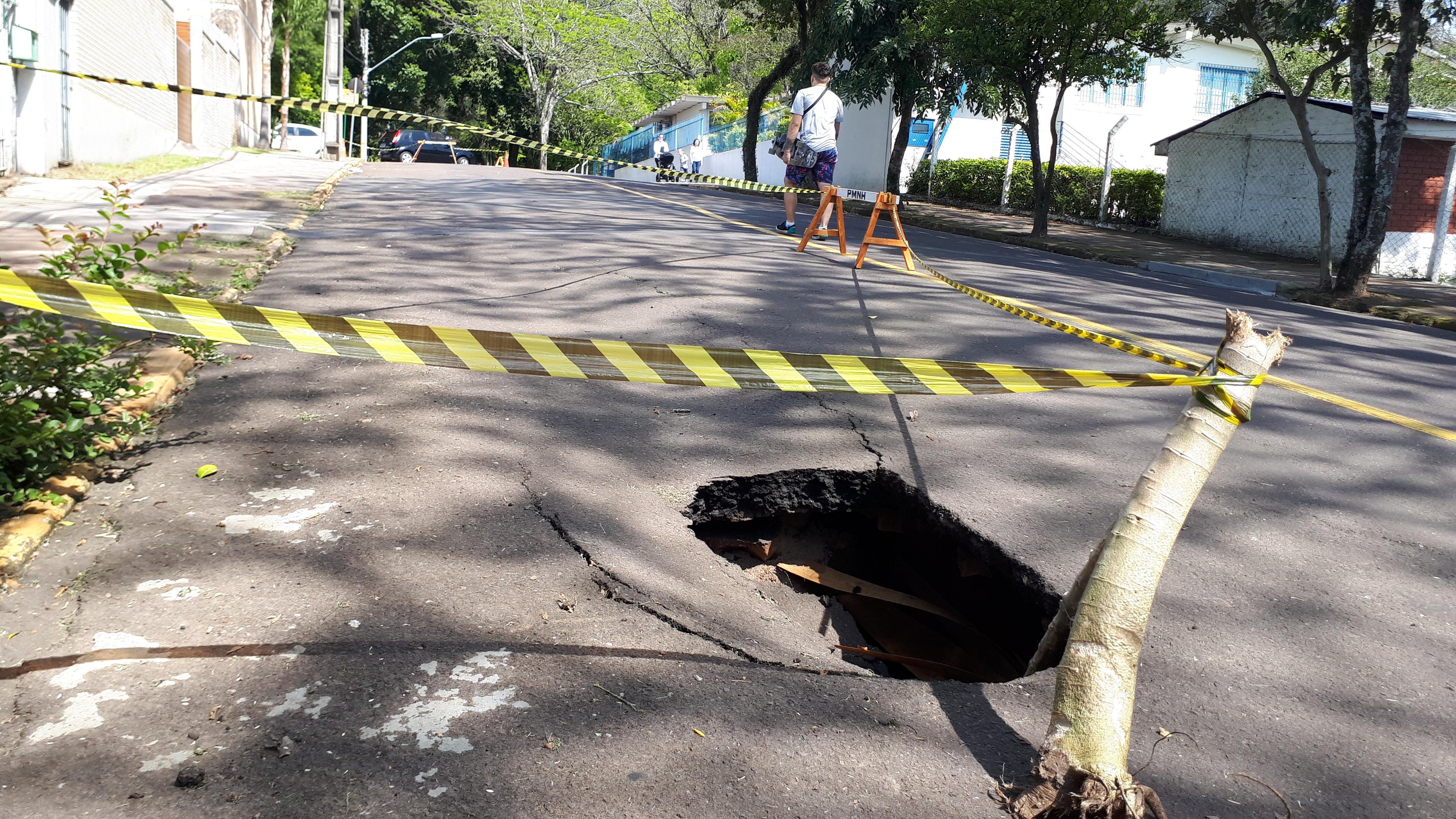 A cratera na rua Arax&aacute; est&aacute; sinalizada 