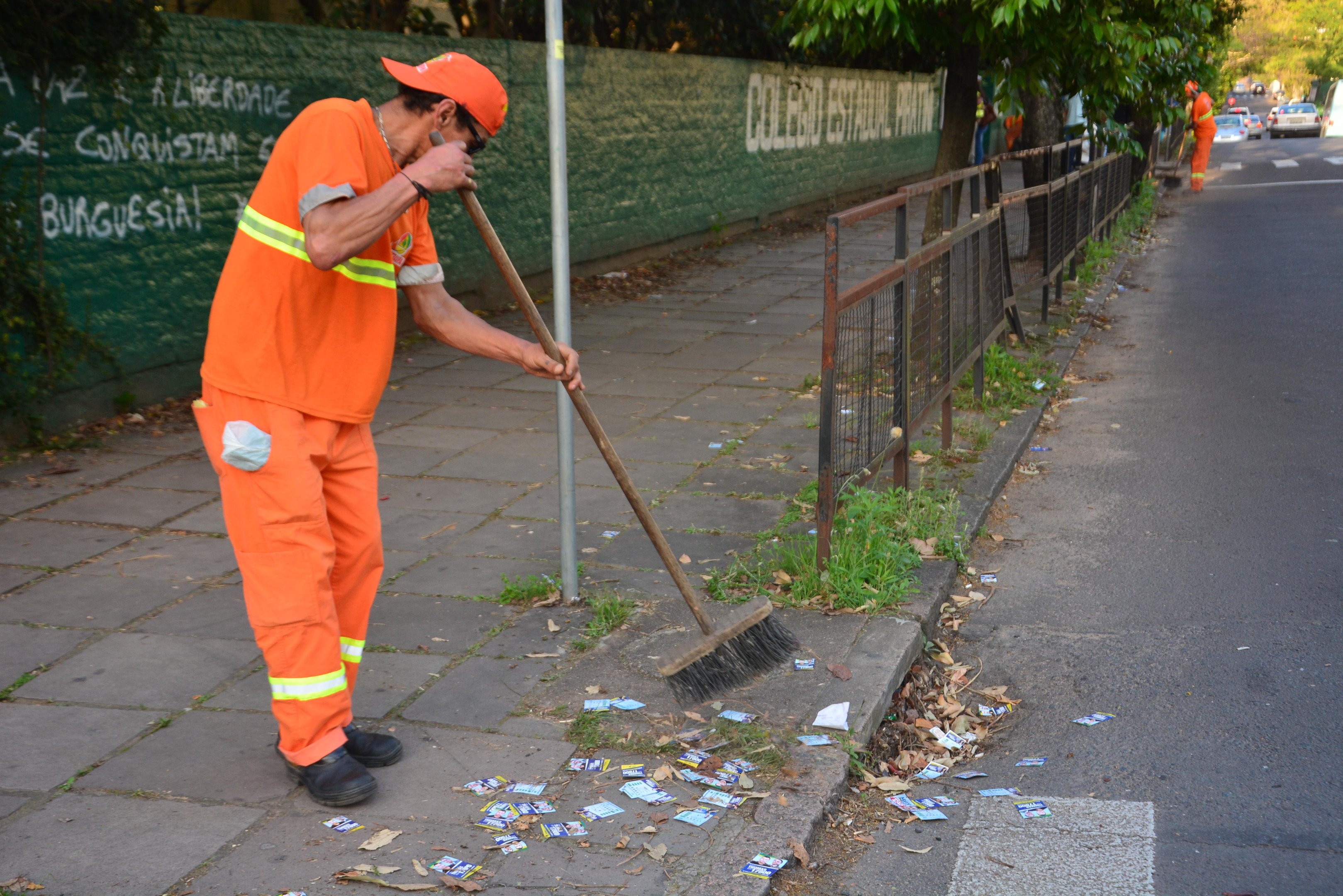 Seis toneladas de lixo eleitoral foram recolhidos em Porto Alegre