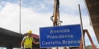 Avenida Castello Branco recebe nova placa após vandalismo 