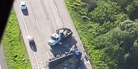 Caminhão com carga de mamão tomba na freeway em Porto Alegre	
